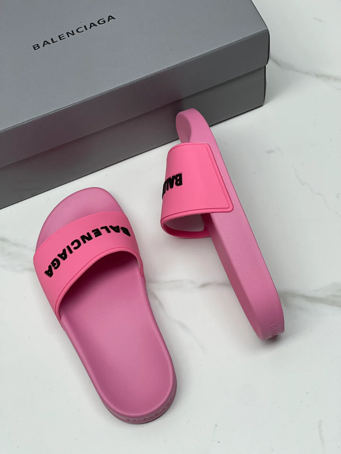 👟👟Ex-factory price 240👟👟 Women's Shoes Women's Clothing Balenciaga 2023 trendy slippers!  Balenciaga Political Campaign Latest Abrasive Development!  A favorite of European and American ladies, celebrities, and Internet celebrity girls. Exquisite uppers are hand-sewn and threaded. They are fluffy and soft, skin-friendly and soft, a must-have for summer. Fashionable but not overly ostentatious. Original natural rubber non-slip and wear-resistant sole. Size 35-40, 39-45 matching counter latest original packaging.